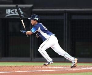 日本ハム対西武　7回表西武2死一塁、安打を放つ滝沢夏央(撮影･黒川智章)