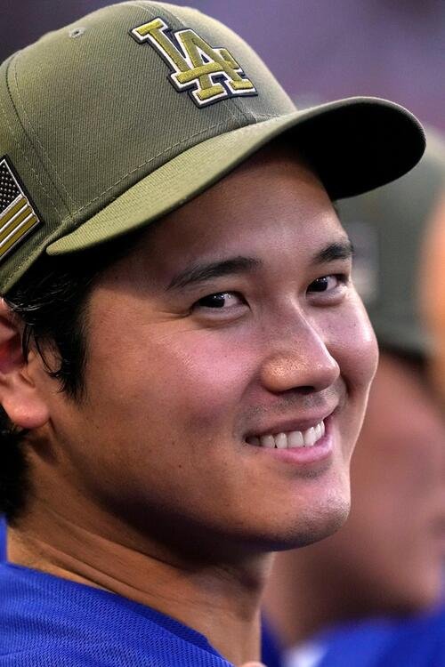 エンゼルス戦でミリタリーデザインの帽子をかぶるドジャース大谷翔平(AP)