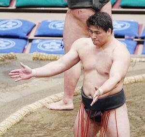 大相撲夏場所7日目　所作を披露する大森(撮影･小沢裕)　
