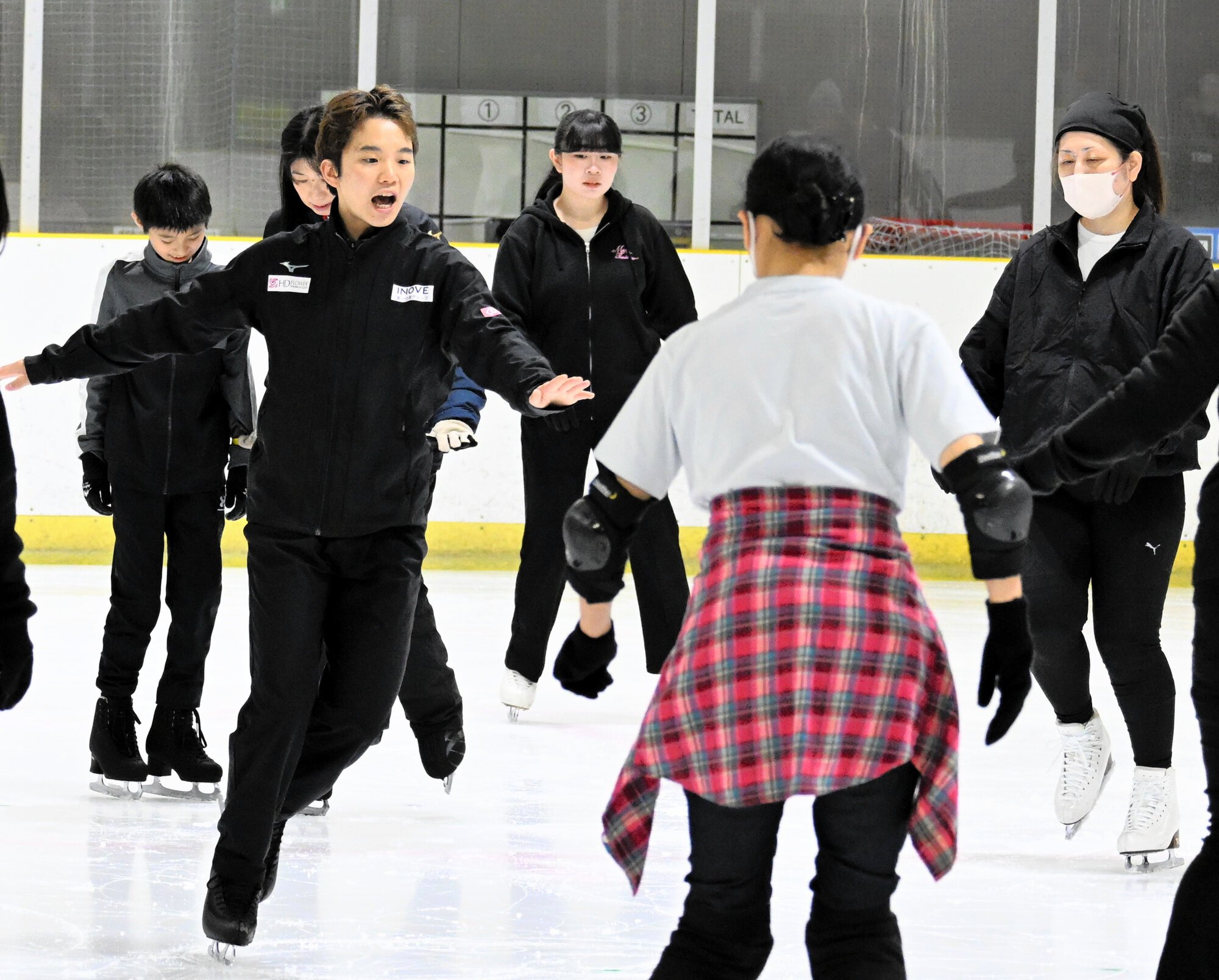 友野一希ら3選手がスケート教室で指導　エキシビションショーも