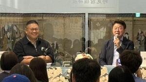 相撲博物館でのトークショーに出演した舞の海秀平さん(右)と高崎親方(元幕内金開山)