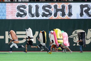 巨人対DeNA 4回表終了後の｢すしレース｣はアナゴ(左端)が制する(撮影･江口和貴)