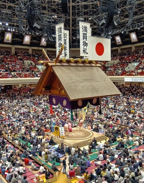 満員御礼の垂れ幕が掲げられる両国国技館(2026年1月撮影)