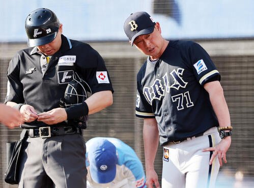 ロッテ対オリックス　選手交代を告げるオリックス岸田護監督(撮影･野上伸悟)