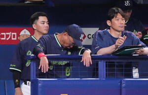 中日対ヤクルト　9回表、ベンチでがっくりの池山隆寛監督(中央)(撮影･森本幸一)