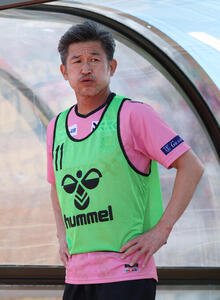明治安田J2･J3百年構想リーグ　福島対札幌　ベンチから出番を待つ福島カズ(撮影･宮地輝)