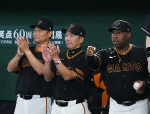 巨人対DeNA 7回裏、巨人平山功太が生還し拍手する阿部慎之助監督(中央)ら(撮影･江口和貴)