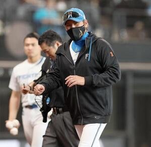 日本ハム対西武　笑顔で選手交代を告げる新庄剛志監督(撮影･黒川智章)