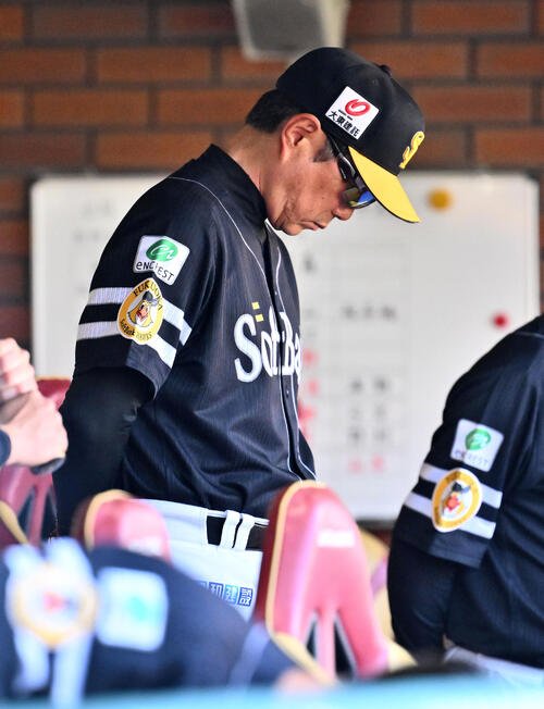楽天対ソフトバンク　ベンチで浮かない表情のソフトバンク小久保裕紀監督(撮影･滝沢徹郎)