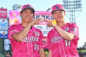 楽天対ソフトバンク　試合後、プロ初セーブの楽天柴田大地(左)と今季初勝利の古謝樹は記念球を手に写真に納まる(撮影･滝沢徹郎)