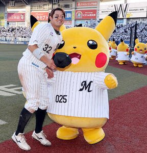 ロッテ対オリックス　ピカチュウ(右)と勝利を喜ぶロッテ佐藤都志也(撮影･野上伸悟)