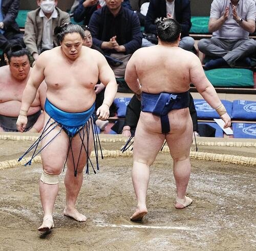 大相撲夏場所7日目　琴栄峰(左)は若ノ勝を引き落としで下す(撮影･小沢裕)　