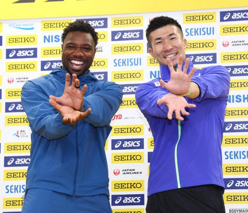 ポーズを取るノア･ライルズ(左)と桐生祥秀(代表撮影)