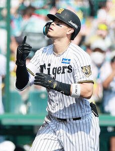 阪神対広島　4回裏阪神無死、佐藤輝明はソロ本塁打を放ち生還する(撮影･上山淳一)