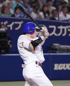 中日対ヤクルト　1回裏中日1死一塁、適時三塁打を放つ村松開人(撮影･森本幸一)