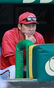 阪神対広島　ベンチで考え込む広島新井貴浩監督(撮影･上山淳一)