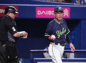 中日対ヤクルト　7回裏中日1死一、二塁、投手交代を告げる池山隆寛監督(撮影･森本幸一)