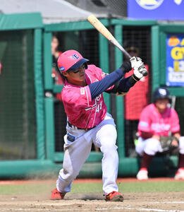 楽天対ソフトバンク　5回裏楽天1死、平良竜哉は中前打を放つ(撮影･滝沢徹郎)