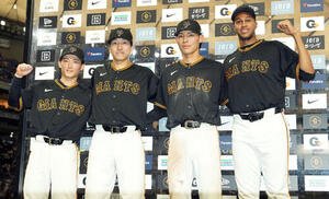 巨人対DeNA DeNAに勝利しお立ち台でポーズを決める巨人のヒーロー選手。左から浦田俊輔、大勢、平山功太、ライデル･マルティネス(撮影･たえ見朱実)