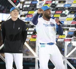 日本ハム対西武　ヒーローインタビューで叫ぶレイエス。左は田中正義(撮影･黒川智章)