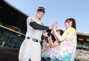 阪神対広島　ヒーローの阪神佐藤輝明はTORACO DAYで選ばれたファンとタッチかわす(撮影･上山淳一)