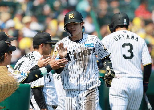 阪神対広島　1回裏阪神1死一、三塁、大山悠輔の犠飛で生還し、祝福を受ける三走中野拓夢(撮影･上山淳一)