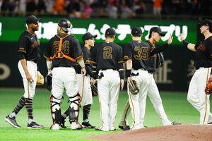 巨人対DeNA　試合後、勝利のタッチを交わす巨人の選手たち(撮影･江口和貴)