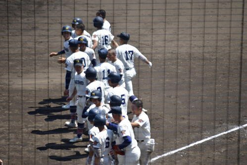 劇的なサヨナラ勝利を収め整列する前橋商の選手たち(撮影･平山連)