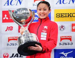 体操NHK杯女子2日目、優勝しNHK杯を手に笑顔を見せる西山実沙(撮影･垰建太)