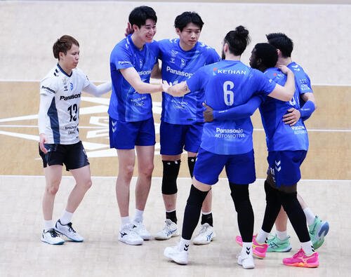 第2セット、ポイントを取り喜ぶ甲斐優斗(左から2人目)ら大阪Bの選手たち(撮影･鈴木みどり)