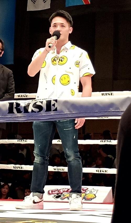 あいさつしたRISE世界バンタム級王者の大崎孔稀