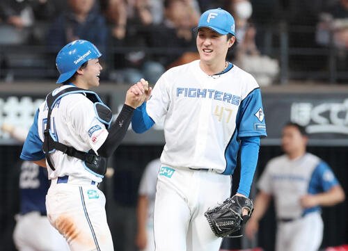 日本ハム対西武　試合後、田宮裕涼(左)と握手する柳川大晟(撮影･黒川智章)