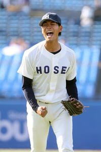 慶大対法大　5回表慶大2死一、二塁、服部翔を三塁ゴロに仕留めガッツポーズする法大･助川太志(撮影･柴田隆二)