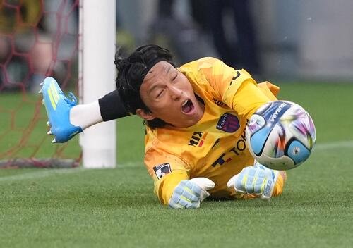 明治安田J1百年構想リーグ　浦和対東京　PK戦、浦和9人目のシュートをセーブする東京GKキム･スンギュ(撮影･足立雅史)