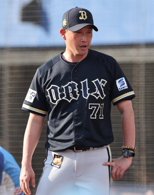 ロッテ対オリックス　選手交代を告げるオリックス岸田護監督(撮影･野上伸悟)