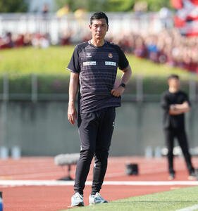 明治安田J2･J3百年構想リーグ　福島対札幌　後半、戦況を見つめる福島寺田周平監督(撮影･宮地輝)