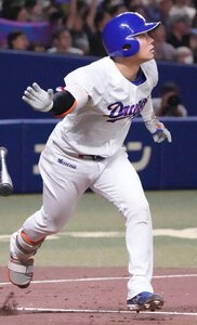 昇る村松、サイクル追わず　中日8―0ヤクルト　プロ野球