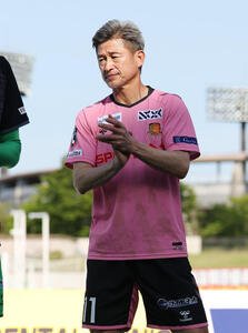 福島対札幌　試合後、サポーターにあいさつする福島カズ(撮影･宮地輝)
