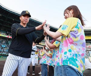 阪神対広島　ヒーローの阪神村上頌樹はTORACO DAYで選ばれたファンとタッチかわす(撮影･上山淳一)