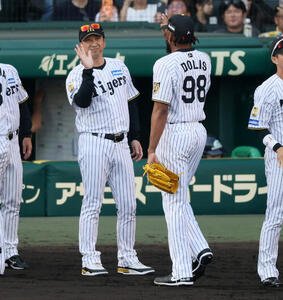阪神対広島　広島に勝利しラファエル･ドリス(右)らナインとタッチする阪神藤川球児監督(撮影･加藤哉)