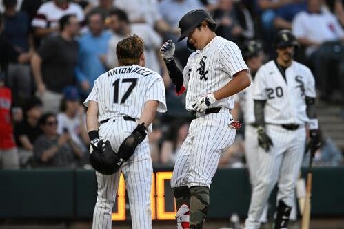 カブス戦の5回、2打席連続の17号2ランを放ちチームメートに迎えられる村上(右)(AP)