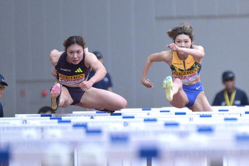【セイコーゴールデングランプリ陸上2026東京】　女子100m障害決勝　ハードルを飛ぶ福部真子(左)と中島ひとみ(代表撮影)