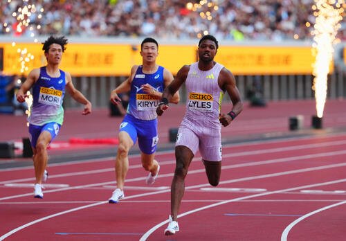 セイコーゴールデングランプリ陸上2026男子100メートル決勝、ぶっちぎりの1位でゴールするノア･ライルズ(撮影･垰建太)
