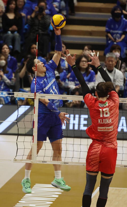 バレーボール大同生命SVリーグ　男子プレーオフ決勝第3戦　サントリー対大阪B　第1セット　大阪B西田有志(左)はスパイクを放つ(撮影･柴田隆二)