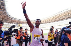 セイコーゴールデングランプリ2026男子100メートル決勝、1位でゴールしたノア･ライルズはファンの声援に笑顔で応えながら引き揚げる(撮影･垰建太)
