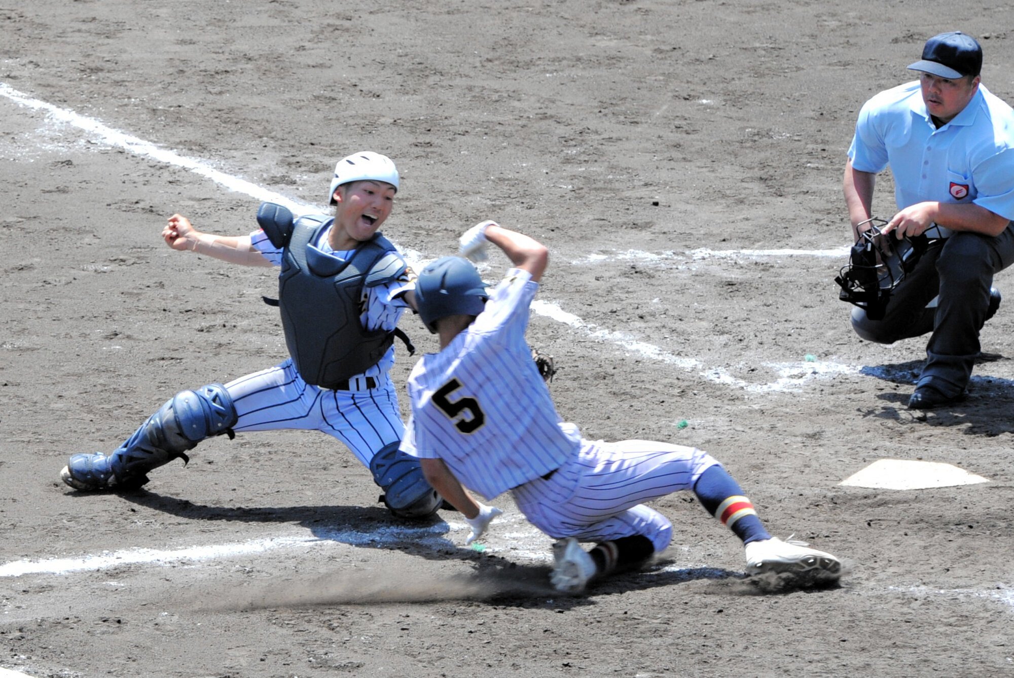 東海大諏訪―上田西　五回裏上田西　松野の安打で二走浜が本塁を突くがタッチアウト。捕手西沢=しんきん諏訪湖スタジアム、志賀英樹撮影