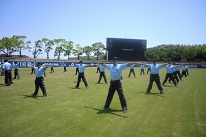 セーフやアウトの判定の基本動作を練習する審判員たち=2026年5月16日、高知市の高知県立春野球場、矢代正晶撮影