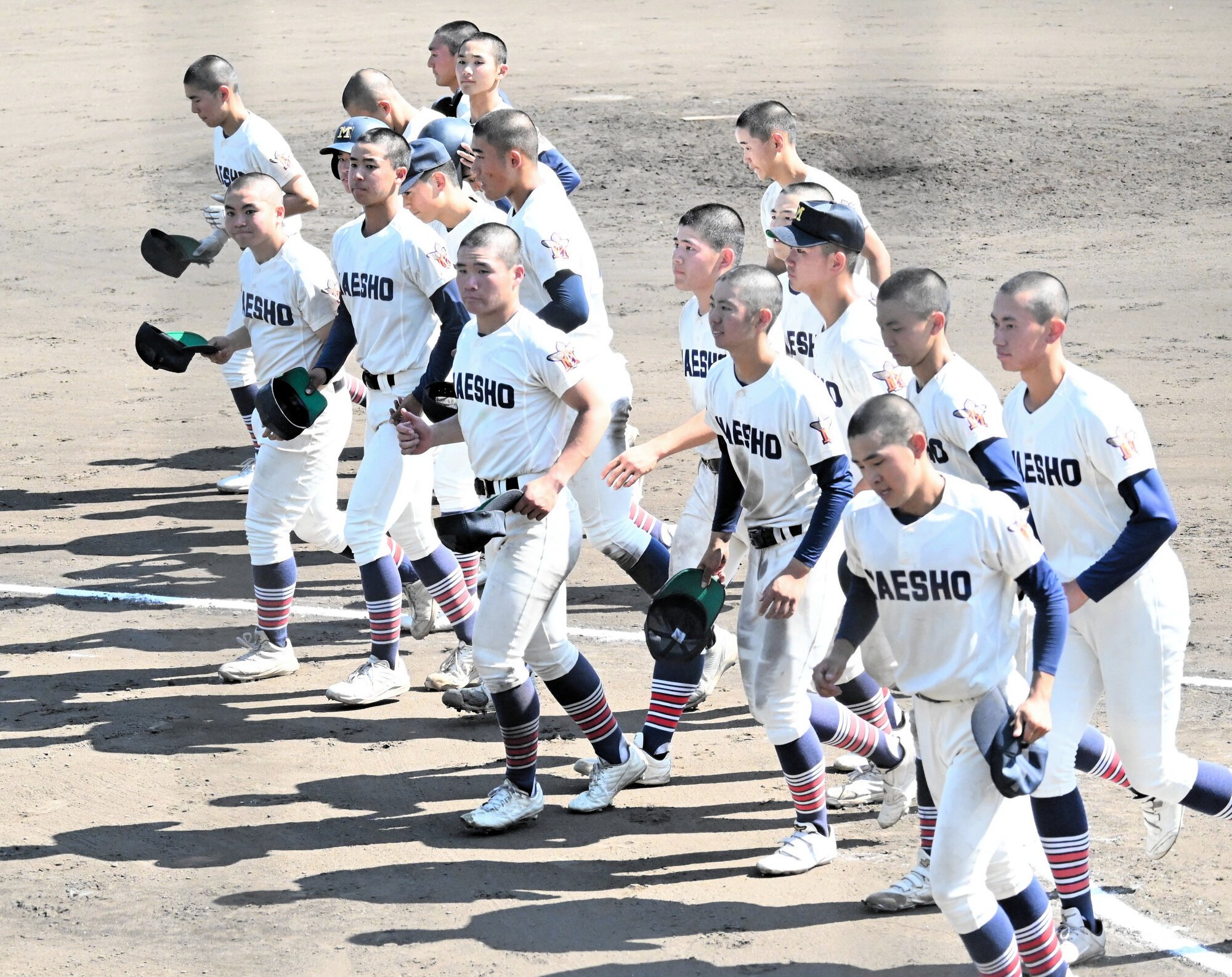 試合後のあいさつを終え、引きあげる前橋商の選手たち=2026年5月17日午後2時26分、柏の葉公園野球場、岡田昇撮影