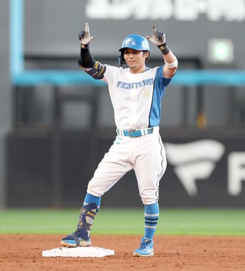 日本ハム対西武　3回裏日本ハム1死一塁、適時二塁打を放ちポーズをとる上川畑大悟(撮影･黒川智章)