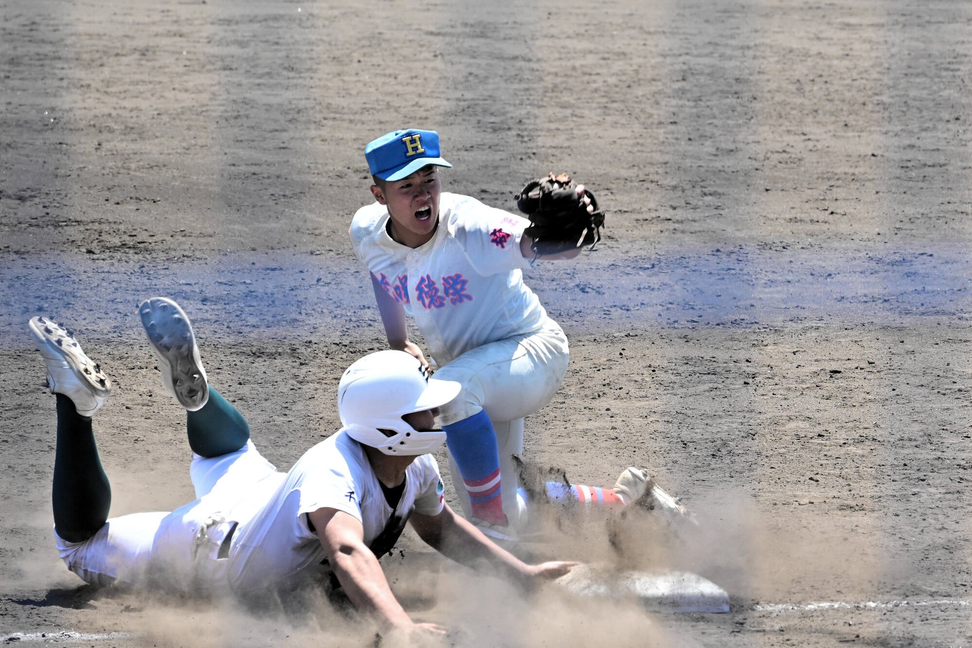 五回裏、花咲徳栄の遊撃手･岩井が専大松戸の一塁走者をタッチアウト=2026年5月17日午前11時16分、千葉県総合SC野球場、折井茉瑚撮影